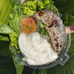 ปิยะ เมี่ยงปลาทู ข้าวหน้าหมูย่างน้ำจิ้มแจ่วรสเด็ด