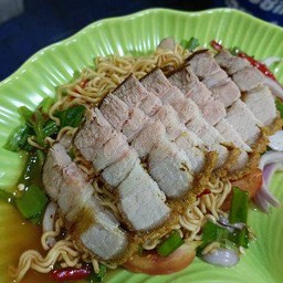 ยำแซ่บ มาม่าหมูกรอบ