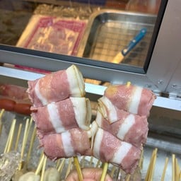 ยำมาม่าหน้าร้านหมู