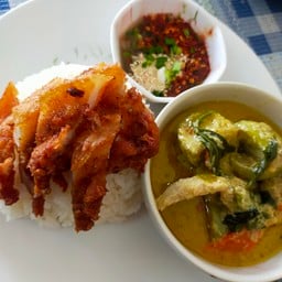 ข้าวราดแกงเขียวหวาน(หมู)+หมูทอด