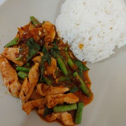 ผัดพริกเผาไก่ถั่วฝักยาวราดข้าว