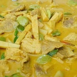 แกงกะทิไก่หน่อไม้สดสะตอ