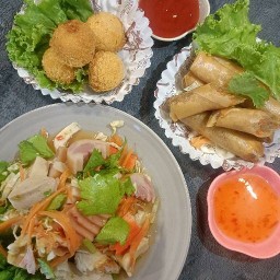 ยำลูกชิ้น by หมูปิ้งแถดแถด