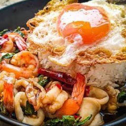 ข้าวกระเพราทะเล+ไข่ดาว