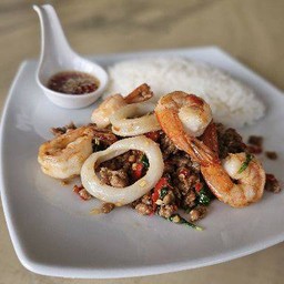 ข้าวกะเพราหมูสับ + กุ้ง + หมึก