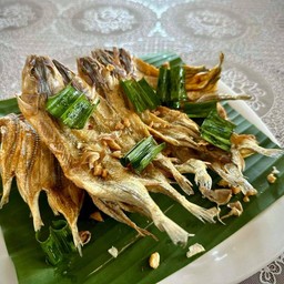 ทอดปลาแห้ง