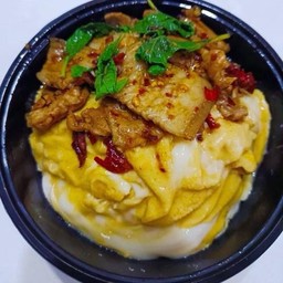 ข้าวไข่ข้นกะเพราสามชั้นสไลต์