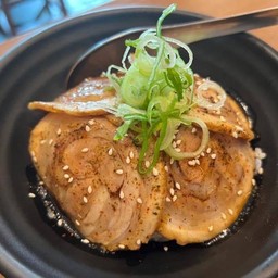 ข้าวหน้าหมูชาชู (พร้อมมิโซะซุป)