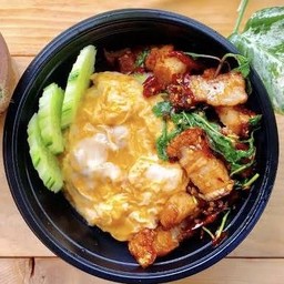 ข้าวไข่ข้นกะเพราหมูกรอบ (เด็ด)