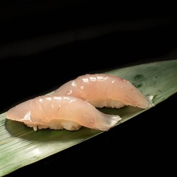 ซูชิหน้าปลาซูซูกิ (ปลากะพง)