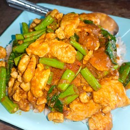 ผัดพริกแกงไก่ ราดข้าว