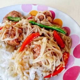 ข้าวราดผัดเห็ดเข็มทองน้ำมันหอย