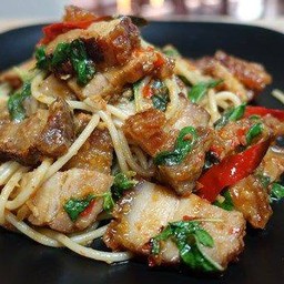 สปาเก็ตตี้กระเพราหมูกรอบ