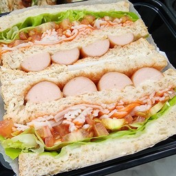 2 ชิ้น แซนวิชพรีเมี่ยม - ไส้กรอกผสมปูอัด  อาหารเช้า เมนูยอดฮิต!