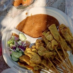 ผู้ใหญ่อรุญ หมูสะเต๊ะ แพในตลาดน้ำลำพญา ต.ลำพญา อ.บางเลน จ.นครปฐม