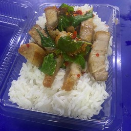 กะเพราหมูกรอบราดข้าว
