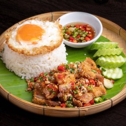 ข้าวหมูกรอบคั่วพริกเกลือ