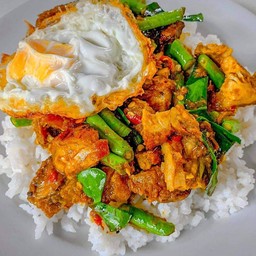 ข้าวผัดพริกแกงหมูกรอบ
