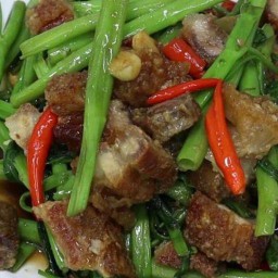 ผัดผักบุ้งหมูกรอบราดข้าว