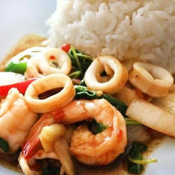 ข้าวกะเพราทะเล กุ้ง 3หมึก 8 ชิ้น