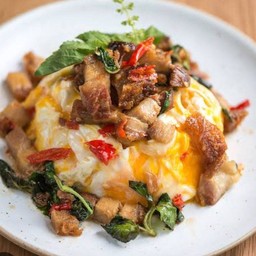 ข้าวไข่ข้น กระเพราหมูกรอบ