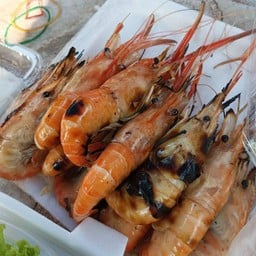 กุ้งเผา (ไม่มีป้ายขายบนเรือข้างแพ) : แพในตลาดน้ำลำพญา ต.ลำพญา อ.บางเลน จ.นครปฐม