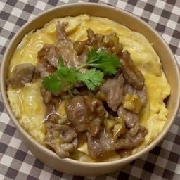 หมูกระเทียม ไข่ข้น ราดข้าว