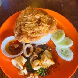 ข้าวกะเพราปลาหมึก