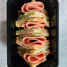 4 ชิ้น แซนวิชพรีเมี่ยม - ไส้แฮมสามเหลี่ยม อาหารเช้า เมนูยอดฮิต!