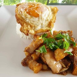ข้าวหมูกรอบทอดกระเทียม