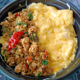 ข้าวไข่ข้น กระเพราหมูสับ