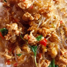 ผัดกระเพราวุ้นเส้นใส่หมูสับ(ราดข้าว)