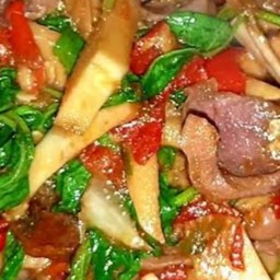 กระเพราเครื่องในไก่ ใส่หน่อไม้ ราดข้าว