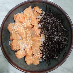 ข้าวหน้าปลาแซลมอนย่างสาหร่าย - เมนูพิเศษ! แนะนำ