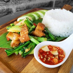 ข้าวคะน้าหมูกรอบ