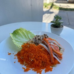 มาม่าผัดต้มยำรวมไข่กุ้งปูอัดหมู