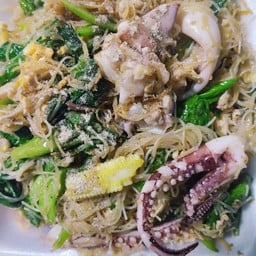 ผัดซีอิ๊วปลาหมึกเส้นหมี่