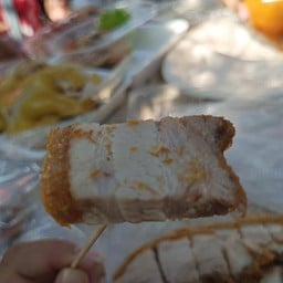 ป๋าเอฟ ขาหมูเยอรมัน (ซื้อหมูกรอบ) แพในตลาดน้ำลำพญา ต.ลำพญา อ.บางเลน จ.นครปฐม