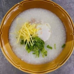 พี่พัช.โจ๊กหมู.หมี่เครื่องในหมู