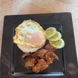 ข้าวเนื้อทอดกระเทียม