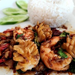 40.7 ข้าวผัดกะเพราทะเล Rice topped with stir-fried Seafood and basil