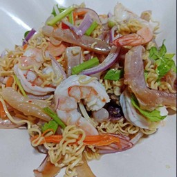 ยำมาม่าหมึกกรอบกุ้งสุก