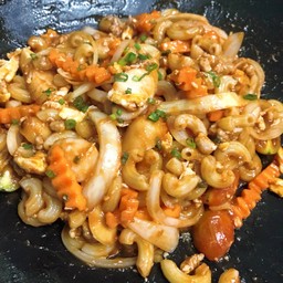 มักกะโรนีไส้กรอกซอสมะเขือเทศ