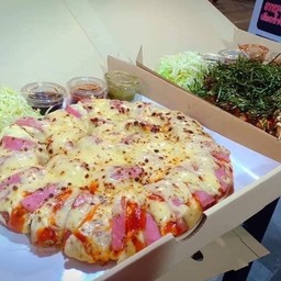 เกี๊ยวซ่า10ชิ้นหน้าพิซซ่าแฮมชีส