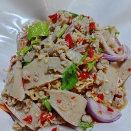 ยำมาม่าหมูสับหมูยอ