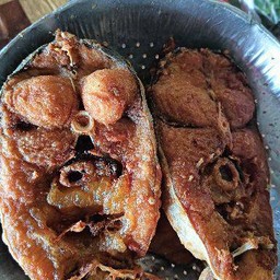 ข้าวปลาทอด+ไข่ต้ม(ปลาสวายทอดน้ำปลา)