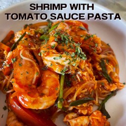 พาสต้ากุ้งผัดซอสมะเขือเทศ