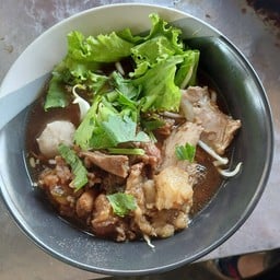ก๋วยเตี๋ยวเนื้อตุ๋นใกล้รุ่ง