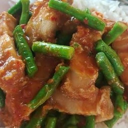 พริกแกงหมูสามชั้นราดข้าว
