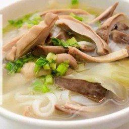 ก๋วยเตี๋ยวกระเพาะหมูเส้นแบน